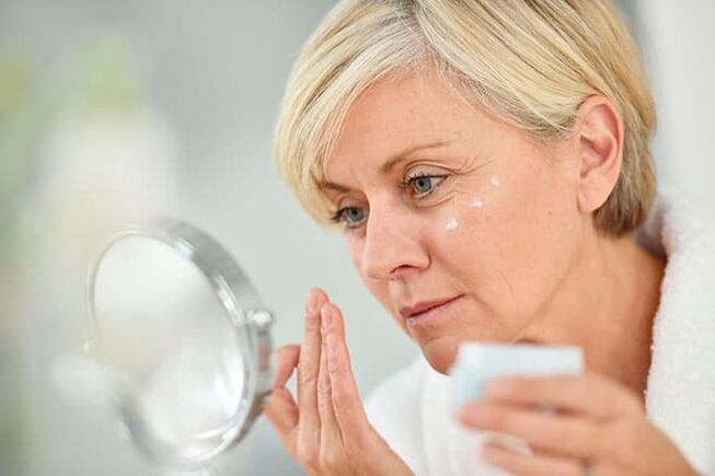 Aplicación matutina de un humectante facial marcado 50+